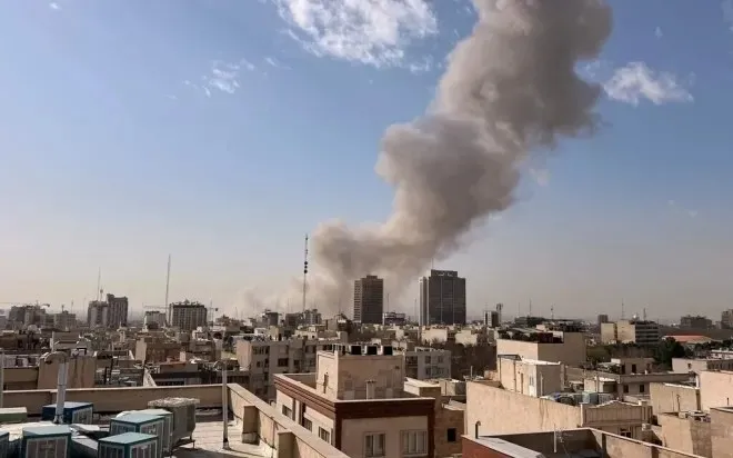 지난  28일 이란 수도 테헤란에서 미국과 이스라엘의 공격으로 화염이 피어오르고 있다. 테헤란 AP 연합뉴스