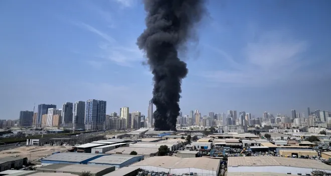 이란 공격 여파로 아랍에미리트(UAE) 샤르자 산업지역의 창고에서 화재가 발생해 검은 연기가 치솟고 있다. AP 연합뉴스