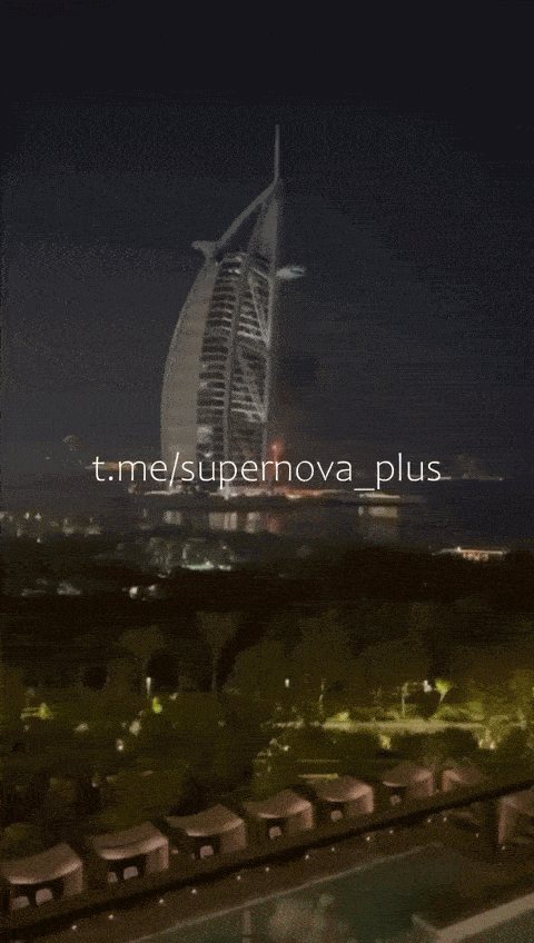 미국과 이스라엘의 공습에 대한 이란의 반격 과정에서 아랍에미리트(UAE) 두바이의 랜드마크인 초호화 호텔 부르즈 알 아랍 외벽에 드론 파편이 떨어져 화재가 발생했다. 두바이 정부는 화재가 신속히 진압됐으며 인명피해는 없었다고 밝혔다. SNS 캡처