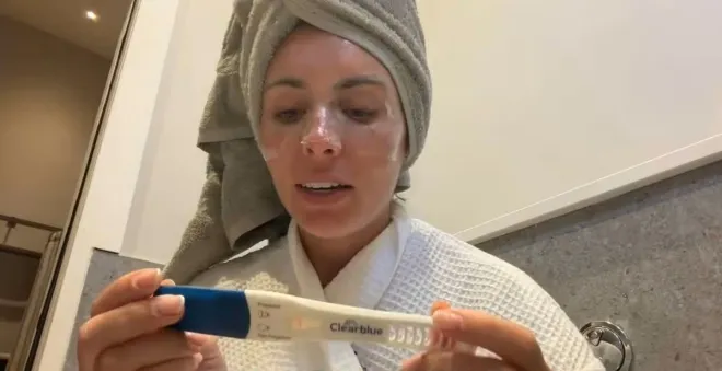 영국 인플루언서 보니 블루가 유튜브 영상에서 임신 테스트기를 확인하는 장면. 유튜브 캡처