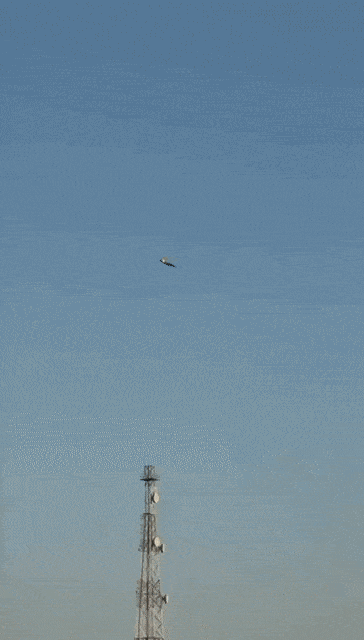 쿠웨이트 상공에서 F-15 전투기로 추정되는 항공기가 통제력을 잃은 채 하강하는 모습이 영상에 포착됐다. 승무원들은 낙하산으로 탈출한 것으로 전해졌다. 엑스(X) 캡처·Baxtiyar Goran