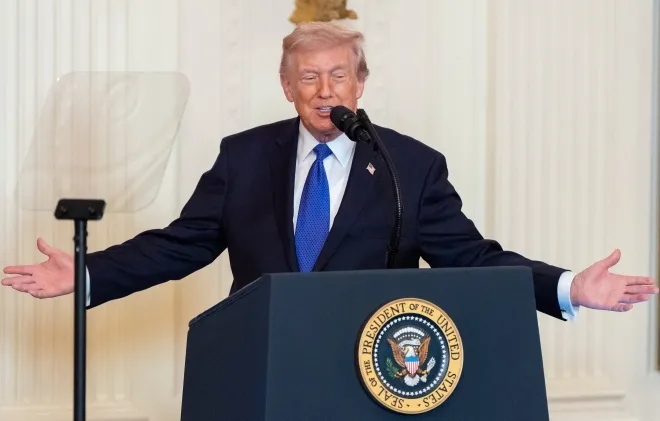 도널드 트럼프 미국 대통령이 2일(현지시간) 워싱턴 백악관 이스트룸에서 열린 명예훈장 수여식에서 발언하고 있다. 트럼프 대통령은 이란 관련 군사작전과 관련해 “큰 파도는 아직 오지 않았다”고 언급했다. AP 연합뉴스