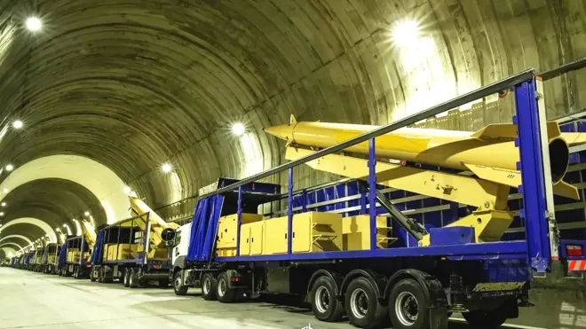 이란이 공개한 이동식 미사일 발사 차량이 지하 시설에 배치돼 있는 모습. 이동식 발사대(TEL)는 공중 타격 이후에도 생존 가능성이 높아 잔존 위협으로 평가된다. 워존 인용·이란 매체 공개