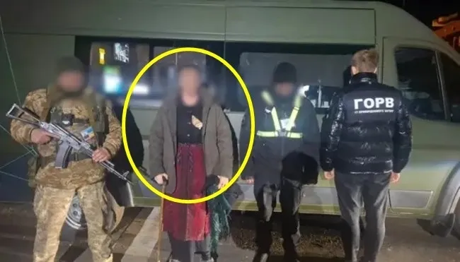 최근 몰도바 국경 인근에서 할머니로 변장한 우크라이나 청년이 체포됐다. 영상 캡처