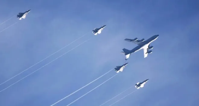 영국 레이큰히스 기지 상공에서 KC-135 공중급유기와 F-35A 전투기들이 편대를 이루며 비행하고 있다. 미군은 ‘장대한 분노’(Epic Fury) 작전 속에 중동 공중전력 증원을 이어가고 있다. 유제니아 골딩 제공