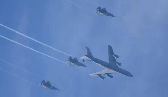 KC-135 공중급유기가 F-35 전투기들과 편대를 이뤄 비행하고 있다. 미군은 ‘장대한 분노’(Epic Fury) 작전 속에 중동 공중전력 증원을 위해 전술기 이동을 가속하고 있다. 유제니아 골딩 제공