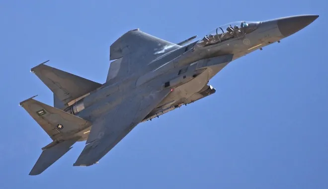 사우디 공군 F-15 전투기가 비행하고 있다. 미 국방부 제공