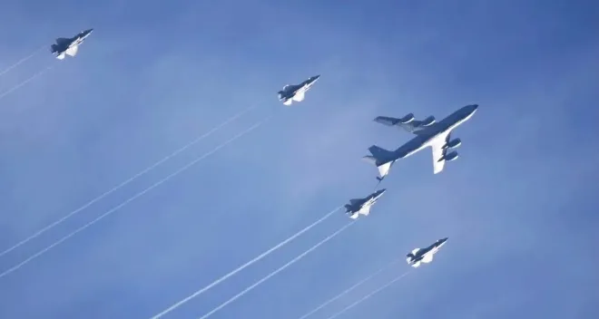 영국 레이큰히스 기지 상공에서 미군의 KC-135 공중급유기와 F-35A 전투기들이 편대를 이루며 비행하고 있다. 유제니아 골딩 제공