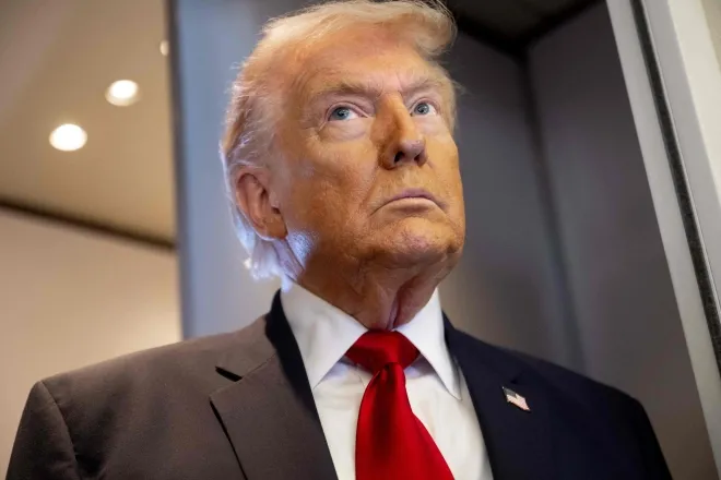 도널드 트럼프 미국 대통령이 7일(현지시간) 델라웨어 도버에서 플로리다 마이애미로 향하는 전용기 에어포스원 기내에서 취재진과 대화하고 있다. AFP 연합뉴스