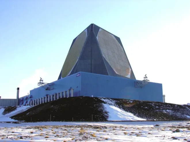 미국의 AN/FPS-132 위상배열 조기경보 레이더. 장거리 탄도미사일 발사를 탐지하는 전략 센서로 중동 미사일 방어망의 핵심 장비로 꼽힌다. 미 공군(USAF)