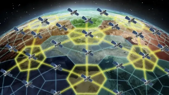 미사일 탐지와 추적을 위해 다수의 위성을 활용하는 우주 기반 감시 센서망 개념도. 미군은 탄도미사일과 극초음속 무기를 궤도에서 추적하기 위한 위성 센서 체계 확대를 추진하고 있다. 미 국방고등연구계획국(DARPA)