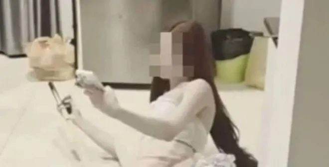 한국인 관광객의 현금을 훔친 혐의로 체포된 트랜스젠더 여성. 더 타이거 캡처