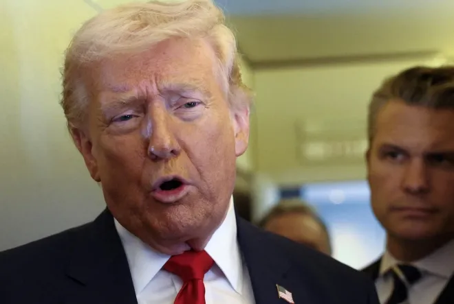 도널드 트럼프 미국 대통령이 7일(현지시간) 델라웨어주 도버에서 플로리다 마이애미로 향하는 전용기 에어포스원에서 기자들과 대화하고 있다. 뒤는 피트 헤그세스 미 국방장관. 로이터 연합뉴스