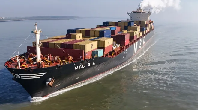 대형 컨테이너선 ‘MSC Ela’가 네덜란드 한스베르트 인근 해역을 항해하고 있다. 중동 전쟁 여파로 호르무즈 해협 통과 선박 운항이 위축되며 글로벌 해상 물류와 에너지 공급망 불안이 커지고 있다. EPA 연합뉴스