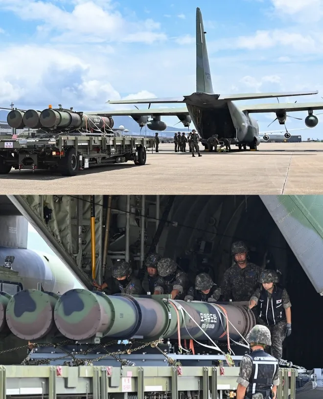 한국 공군 장병들이 2024년 8월 부산 김해기지에서 중거리 지대공 미사일 ‘천궁’ 유도탄을 C-130J 수송기에서 하역하고 있다. 공군 제공