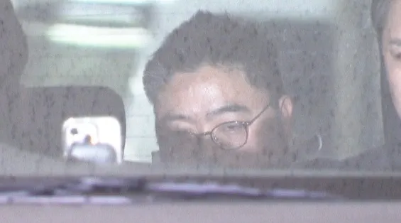 NHK에서 20년 넘게 근무해 온 나카모토 겐스케(50, 사진)가 경찰에 체포되는 모습