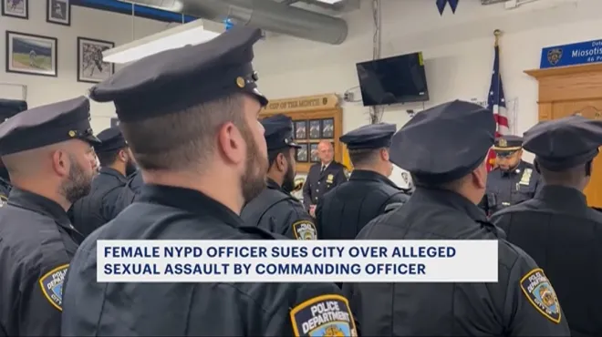 뉴욕경찰(NYPD) 경찰관들이 브롱크스 46지구대 내부에서 근무 중인 모습. 부하 여성 경찰을 성폭행하려 했다는 의혹으로 지휘관이 피소되면서 뉴욕 경찰 내부 성범죄 논란이 확산하고 있다. 뉴스12 브롱크스 캡처