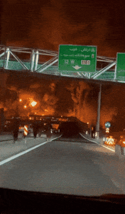 미국·이스라엘이 이란 수도 테헤란 인근에 있는 주요 석유 저장 시설을 폭격하면서 시커먼 ‘기름비’가 쏟아지고 독성가스가 구름처럼 퍼졌다. 엑스 캡처