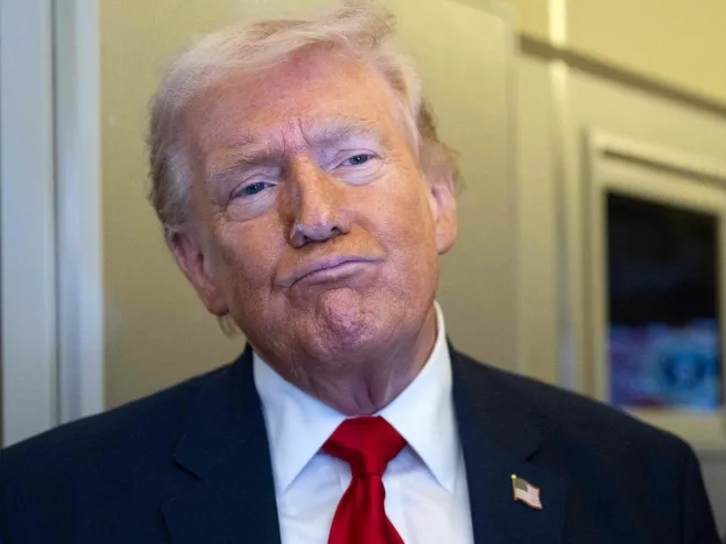 도널드 트럼프 미국 대통령이 7일(현지시간) 전용기 에어포스원 기내에서 기자들과 대화하고 있다. AFP 연합뉴스