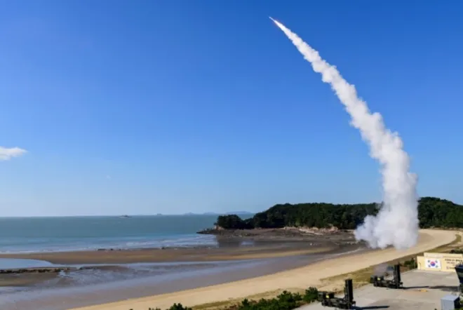 2024년 11월 서해안에서 열린 유도탄 요격 실사격 훈련에서 발사된 천궁-Ⅱ. 합동참모본부