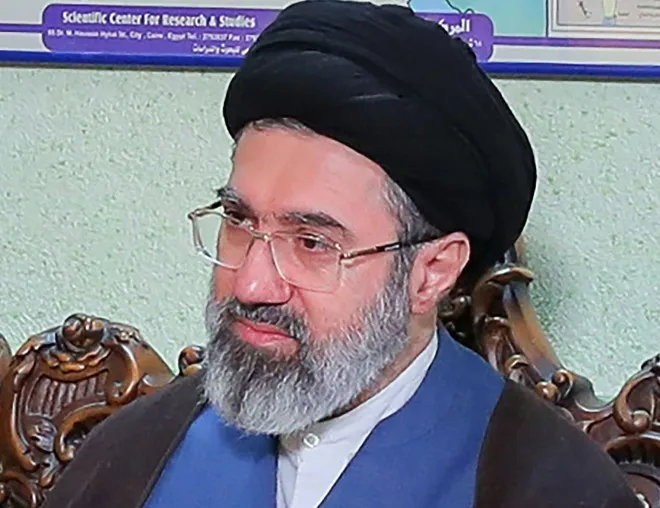 모즈타바 하메네이가 이란 테헤란에서 열린 회의에 참석한 모습. 그는 미국·이스라엘 공습으로 사망한 아야톨라 알리 하메네이의 차남으로, 8일(현지시간) 이란 최고지도자로 선출됐다. AFP 연합뉴스