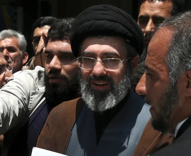 모즈타바 하메네이(가운데)가 2019년 5월 31일 이란 테헤란에서 열린 ‘쿠드스 데이(Quds Day)’ 집회에 참석해 지지자들과 대화하고 있다. 그는 아야톨라 알리 하메네이의 차남으로, 최근 이란 최고지도자로 선출됐다. AP 연합뉴스