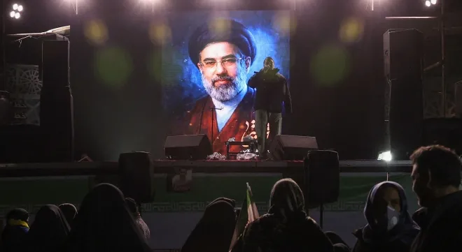 이란 테헤란에서 열린 행사에서 대형 스크린에 모즈타바 하메네이의 사진이 표시돼 있다. 그는 미국·이스라엘 공습으로 사망한 아야톨라 알리 하메네이의 뒤를 이어 이란 최고지도자로 선출됐다. 로이터 연합뉴스