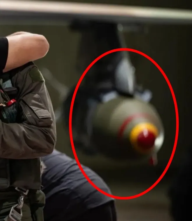 F-16C/D 바라크 전투기 날개 아래에 특이한 표식이 있는 2000파운드(약 907㎏) 급 GBU-31 시리즈 JDAM(합동정밀직격탄) 두 발이 장착된 모습. 이스라엘군 엑스 캡처