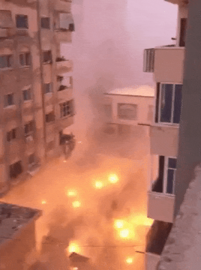 2023년 10월 10일(현지시간팔레스타인 가자지구 주민이 엑스(옛 트위터)에 공유한 동영상. 그는 “집 베란다에서 촬영한 것”이라며 이스라엘 공군이 가자지구 서쪽 민간인 주거지역 무카바라트에 백린탄 폭격을 퍼부었다고 전했다.