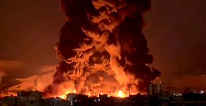 이란 수도 테헤란의 한 연료 저장시설에서 대형 화재가 발생해 거대한 불기둥과 검은 연기가 밤하늘로 치솟고 있다. AFP 연합뉴스