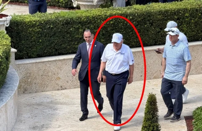 2026년 3월 8일 도널드 트럼프 대통령이 플로리다에서 골프를 친 뒤 이동하는 모습. 전날 미군 전사자 추모식에서 썼던 흰색 모자를 착용했다. 엑스 캡처