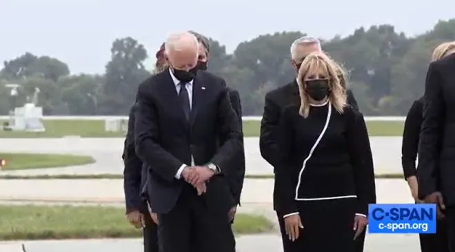 2021년 조 바이든 당시 대통령이 아프가니스탄에서 전사한 미 병사들의 추모식 말미에 시계를 확인하는 모습이 카메라에 포착돼 논란이 일었다.