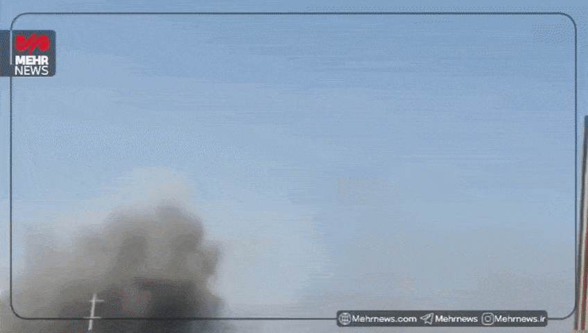 SNS에 확산된 영상에서 미국의 토마호크 순항미사일로 추정되는 물체(흰색 박스)가 이란 남부 미나브의 학교 인근 건물을 향해 비행하고 있다. 미사일 충돌 이후 거대한 연기 기둥이 치솟는 모습이 포착됐다. 영상 캡처