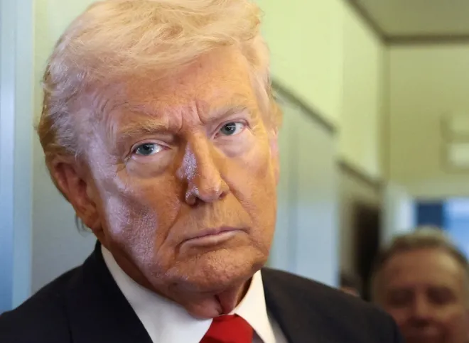 도널드 트럼프 미국 대통령이 7일(현지시간) 델라웨어 도버에서 플로리다 마이애미로 향하는 전용기 에어포스원 기내에서 취재진과 대화하고 있다. 오른쪽은 피트 헤그세스 미 국방장관. 로이터 연합뉴스