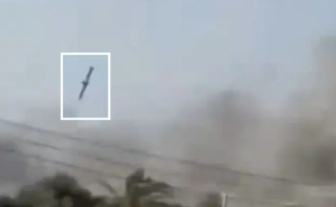 SNS에 확산된 영상에서 미국의 토마호크 순항미사일로 추정되는 물체(흰색 박스)가 이란 남부 미나브의 학교 인근 건물을 향해 날아가고 있다. 미사일 충돌 이후 거대한 연기 기둥이 치솟는 모습이 포착됐다. 영상 캡처