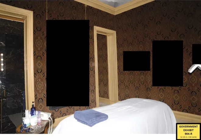 제프리 엡스타인의 뉴욕 맨해튼 자택 내부 마사지실 모습. 벽에는 상반신 노출 여성 등이 등장하는 그림과 사진이 걸려 있었으나 일부 이미지는 수사 자료 공개 과정에서 가려졌다. 미 뉴욕 남부지방법원(FBI)