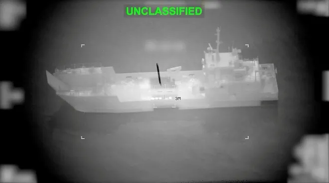 미 중부사령부(CENTCOM)가 공개한 영상에서 미군이 호르무즈 해협 인근에서 이란 기뢰 부설 선박을 정밀 타격하는 장면이 열영상 화면에 포착되고 있다. 로이터 연합뉴스
