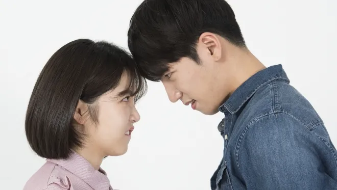남녀 관계 갈등을 상징적으로 보여주는 이미지. 아이클릭아트