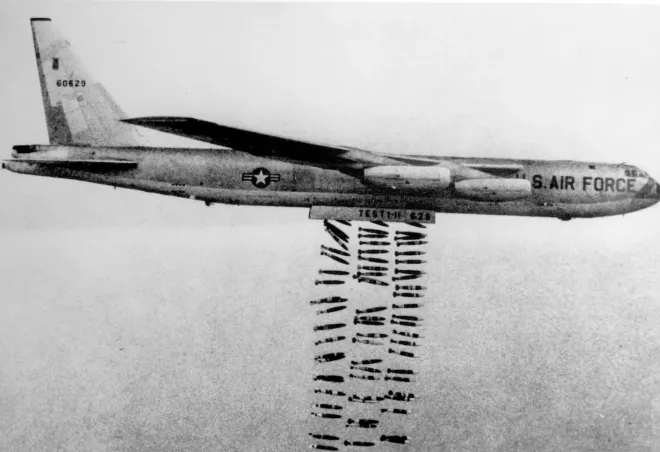 미 공군 전략폭격기 B-52 ‘스트래토포트리스’는 수십 년 동안 운용돼 왔으며 특히 베트남전에서 대규모 폭격 작전에 투입되며 존재감을 드러냈다. AP 연합뉴스