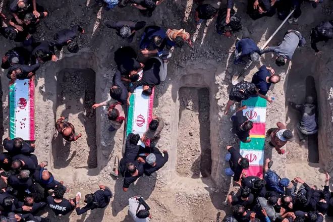 지난달 28일(현지 시간) 이란 남부 호르모즈간주 미나브에서 구조대와 주민들이 미국과 이스라엘의 군사 작전으로 파괴된 여자 초등학교에서 희생자들에 대한 장례식이 열렸다. 2026년 3월 3일 로이터 연합뉴스