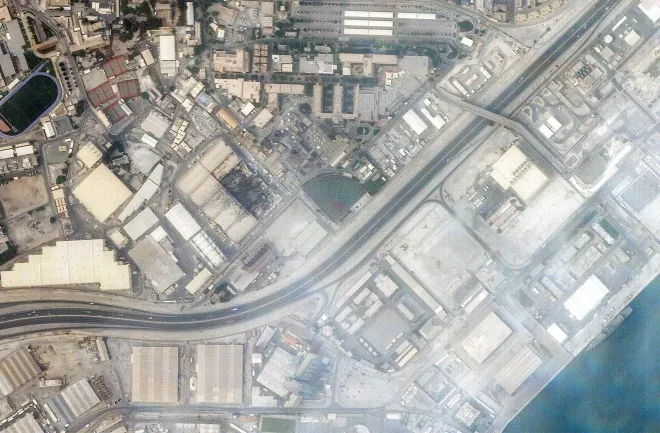 바레인 마나마에 있는 미 해군 5함대 기지에서 이란의 공격으로 연기가 치솟고 있다. 위성사진 분석 업체 플래닛랩스가 촬영한 장면. AFP 연합뉴스