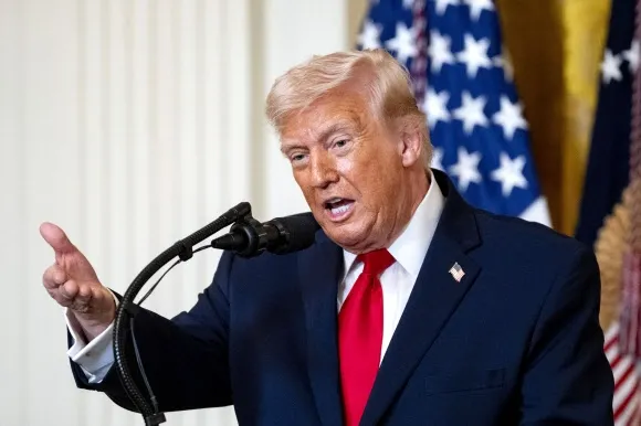 도널드 트럼프 미국 대통령이 12일(현지시간) 워싱턴DC 백악관 이스트룸에서 열린 여성 역사의 달 기념 행사에서 연설하고 있다. 워싱턴DC UPI 연합뉴스