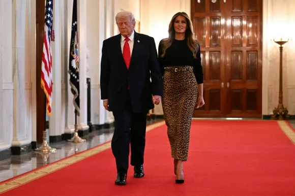 도널드 트럼프 미국 대통령(왼쪽)과 부인 멜라니아 트럼프가 12일(현지시간) 워싱턴DC 백악관 이스트룸에서 열린 여성의 달 역사 기념 행사에 참석하고 있다. AFP 워싱턴DC 연합뉴스