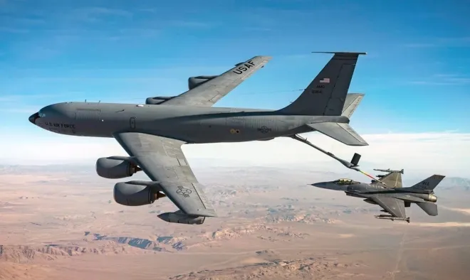 미 공군 KC-135 공중급유기가 전투기에 공중급유를 실시하고 있다. KC-135는 전투기와 폭격기에 공중에서 연료를 공급하는 미군 핵심 공중작전 지원 자산이다.