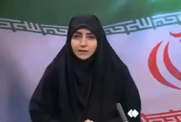 이란 국영TV 앵커가 12일(현지시간) 모즈타바 하메네이 최고지도자 명의의 첫 공식 성명을 대신 읽고 있다. 영상이나 음성 메시지는 공개되지 않았다. 이란 국영TV 캡처