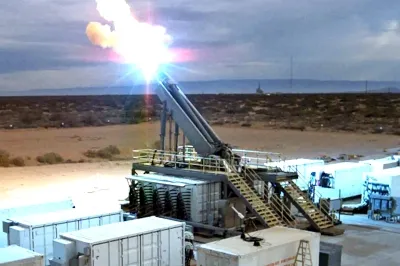 thumbnail - “트럼프 포기 안 했나” 美 ‘마하6 전자기 포’ 다시 쐈다…전함 탑재 추진