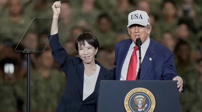 2025년 10월 28일, 일본 요코스카에 있는 미 해군 기지를 방문한 트럼프 미국 대통령(오른쪽)과 다카이치 일본 총리. 로이터 연합뉴스