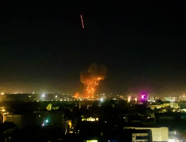 16일(현지시간) 밤 9시쯤 파키스탄군이 아프가니스탄 수도 카불에 있는 병상 2000개 규모의 재활병원을 폭격해 대규모 화재가 발생했다. 게티이미지/멀티비츠