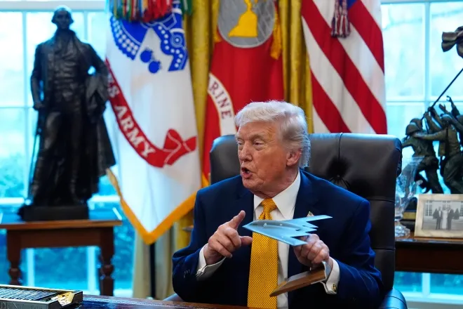 도널드 트럼프 미국 대통령이 16일(현지시간) 워싱턴 백악관 집무실에서 B-2 스텔스 폭격기 모형을 들어 보이며 발언하고 있다. AP 연합뉴스