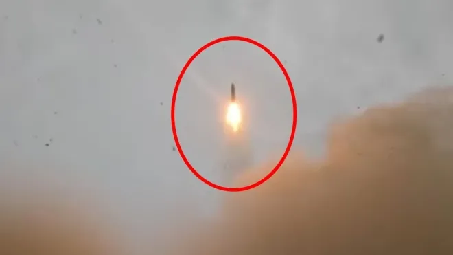 15일(현지시간) 이란이 장거리 탄도 미사일 ‘세질’(Sejjil)을 실전 투입했다. 로이터 영상 캡처